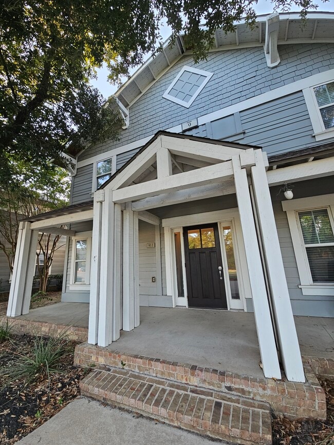 Entrada principal - 1725 Harvey Mitchell Pkwy S