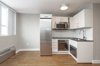 Building Photo - 730 St Clarens Ave