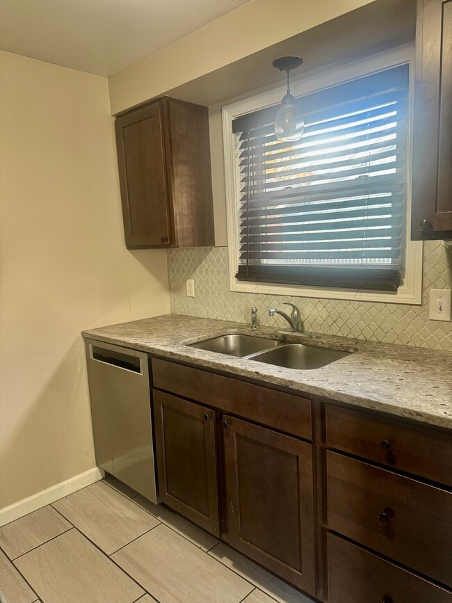 Building Photo - 56 Hyacinth St