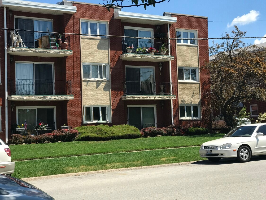 Building Photo - 4754 W 101st St