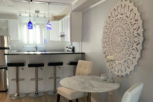 Encimera de granito con piso de mármol. - 231 Canal Park Dr