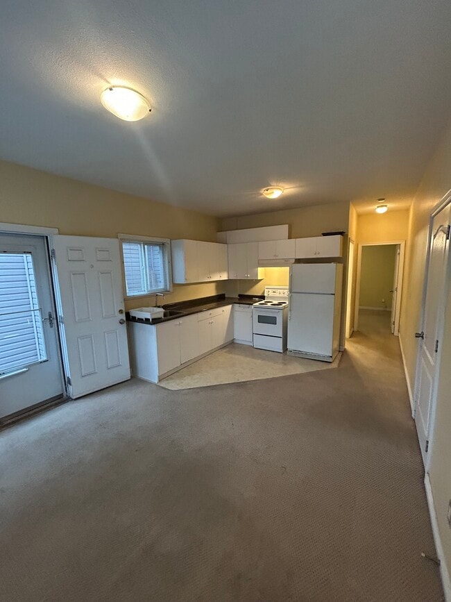 Kitchen - 17425 64 Av
