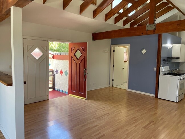 Entry - 5257 Sylmar Ave