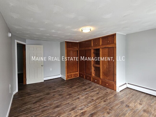 Building Photo - 26 Elm St