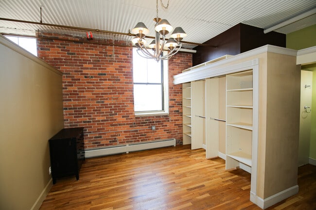 Building Photo - 2261 Blake St