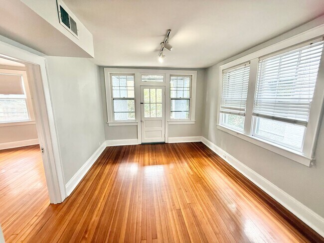 Foto del edificio - **BEST DEAL**Ghent -2 Bedroom condo 2nd Fl...