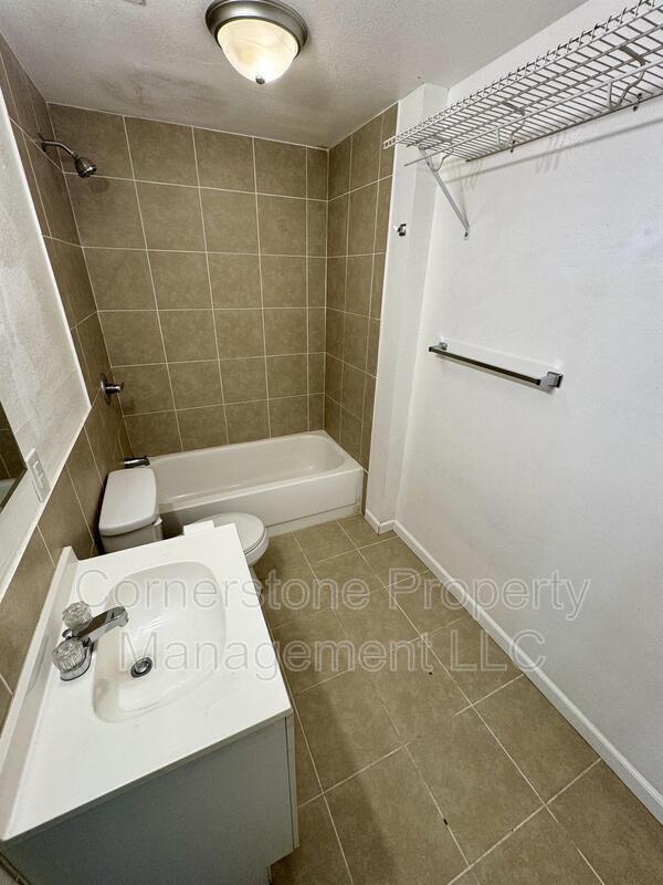 Building Photo - 617 E 4th St