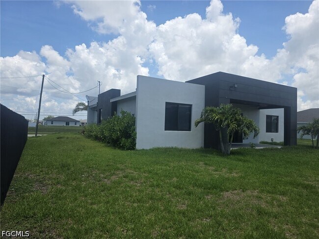 Building Photo - 1220 Chiquita Blvd N