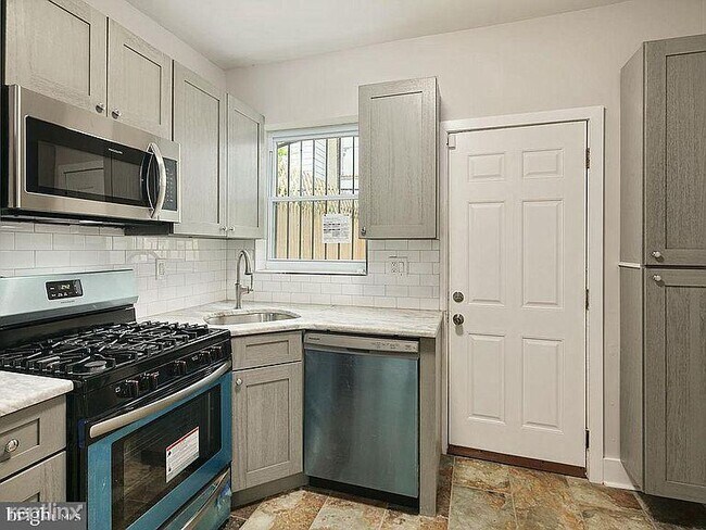 Building Photo - 2 br, 1.5 bath House - 2527 S Marshall St