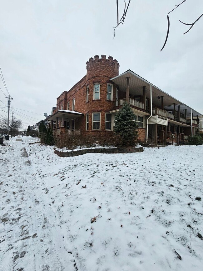 Building Photo - Clifton/Warren Rd 13 Units