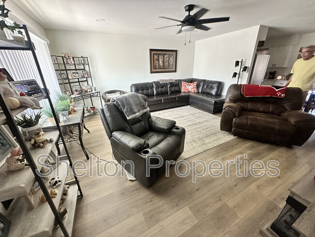 Foto del edificio - 10806 W Camelot Cir