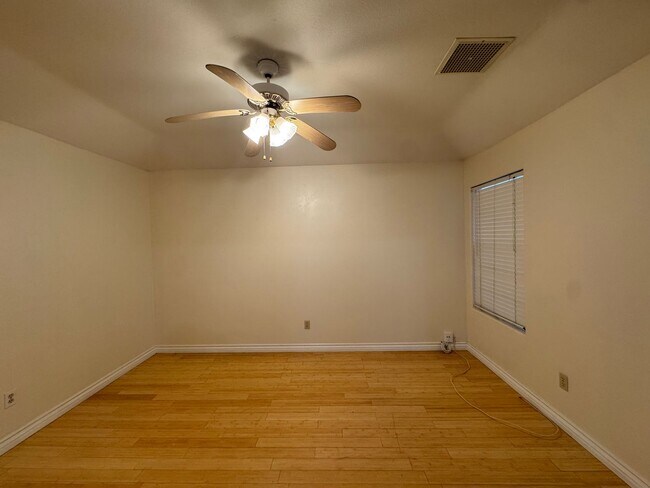 Foto del edificio - NE Bakersfield home with a sunroom!