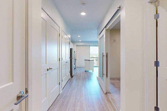 Las entradas amplias y los diseños bien pensados ofrecen una transición perfecta desde la puerta de entrada hasta el corazón de la casa. - The Rowan