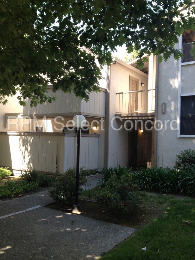 Foto del edificio - 385 Camelback Rd
