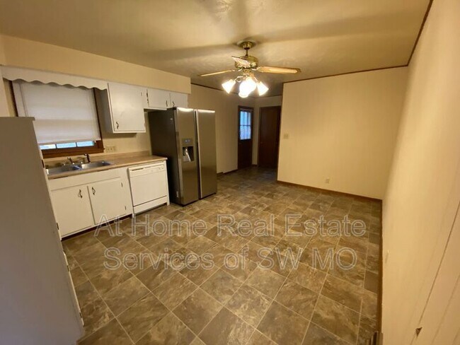 Building Photo - 2133 S Ventura Ave
