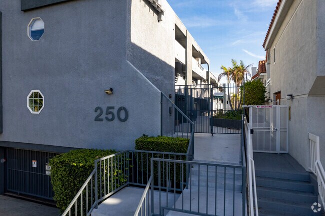 Building Photo - 250 W Spazier Ave
