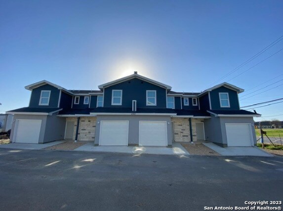Foto principal - 6902 Crestway Rd