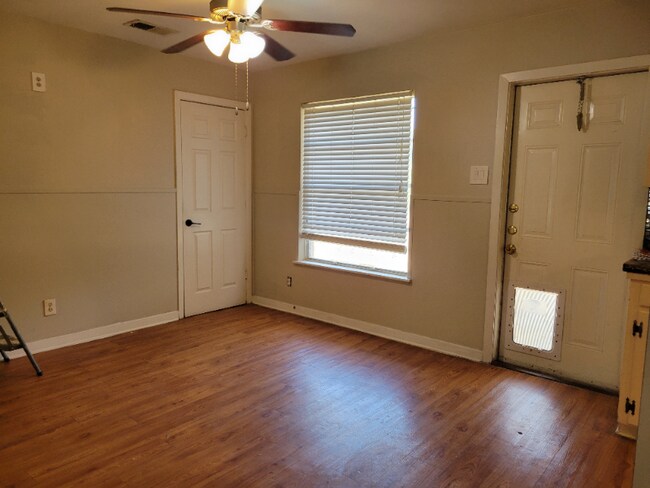 Foto del edificio - 8211 Red Oak Cir S
