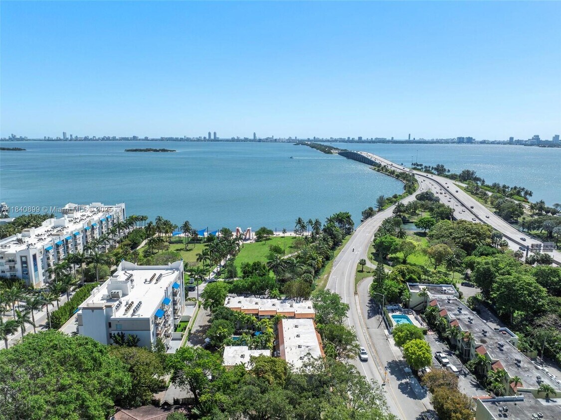 Foto principal - 523 NE 38th St