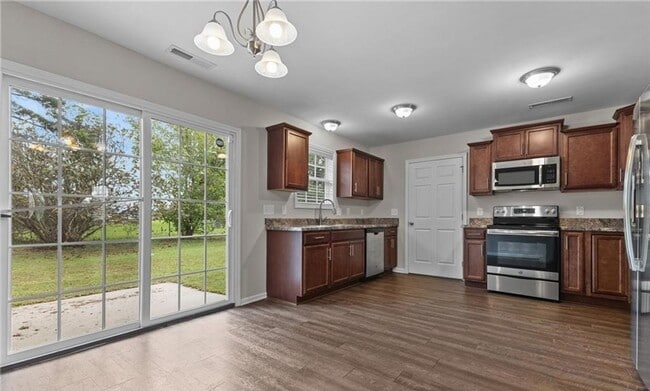 Building Photo - 1595 Rossmore Dr