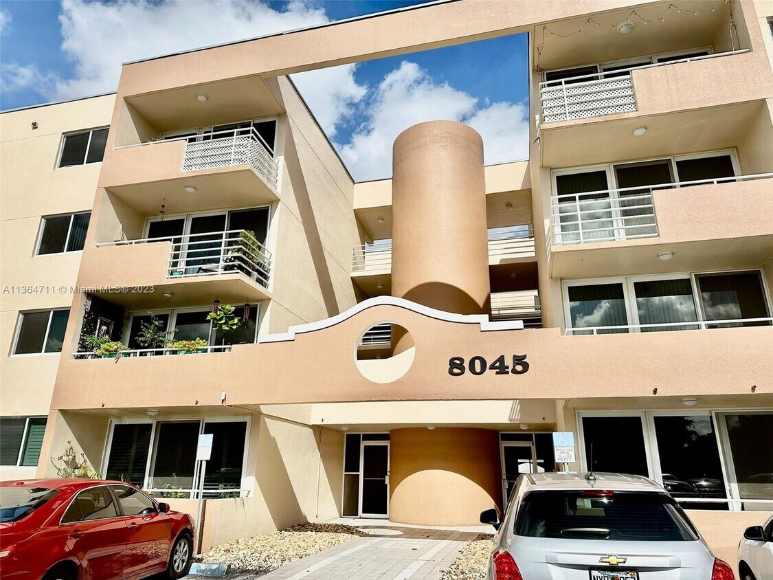8045 NW 7th St Unit 2210, Miami, FL 33126 Room for Rent in Miami, FL