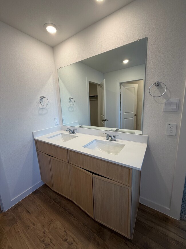 Foto del edificio - 3550 Blue Mockingbird St