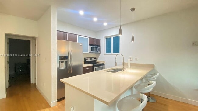 Foto del edificio - 7171 Bay Dr