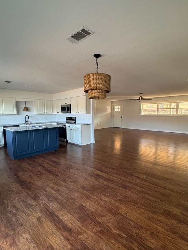 Foto del edificio - Lakefront Living at Its Best — Completely Remodeled 3BR/2BA with Private Dock