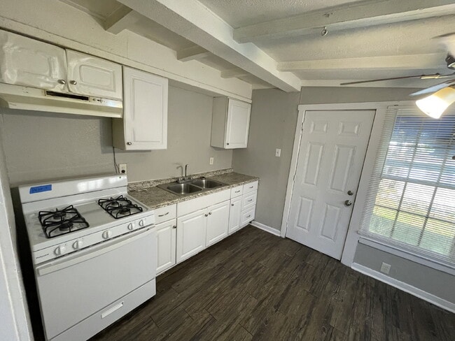 Building Photo - 859 Steves Ave