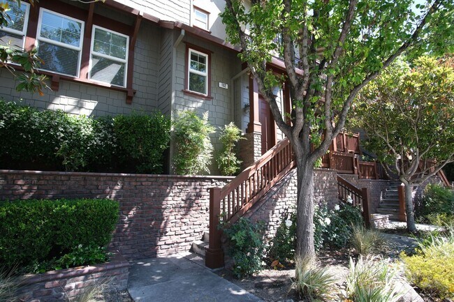 Foto del edificio - NOW AVAILABLE- NEW PRICE! Spacious 3-Bed, ...