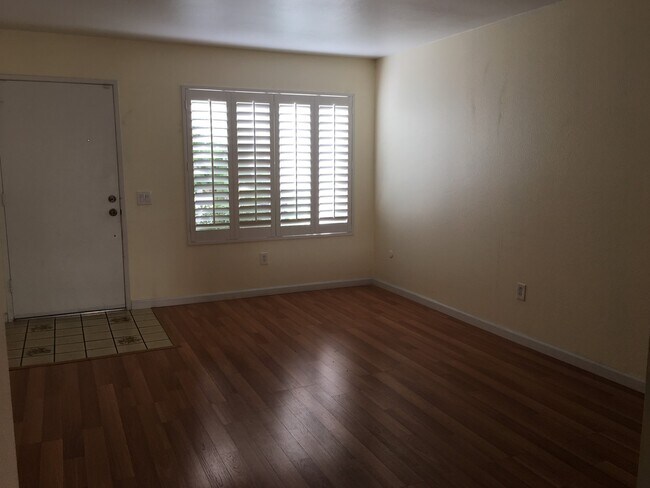 Foto del edificio - Four Bedroom Two Story Townhome in La Mesa!!!