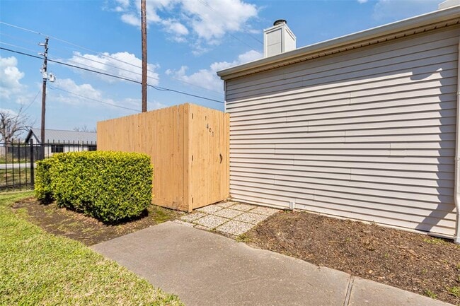 Building Photo - 6401 Deihl Rd