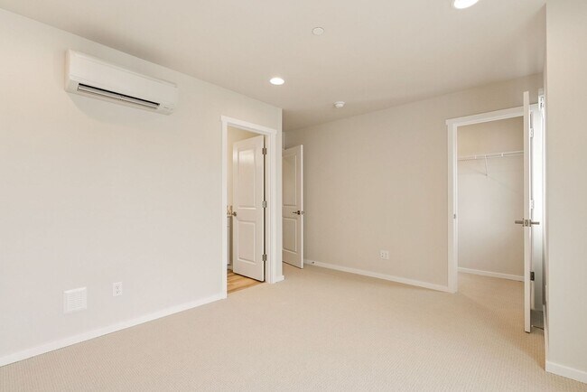 Foto del edificio - 4 Bedroom 3 Bath Stunning Brand New Town H...