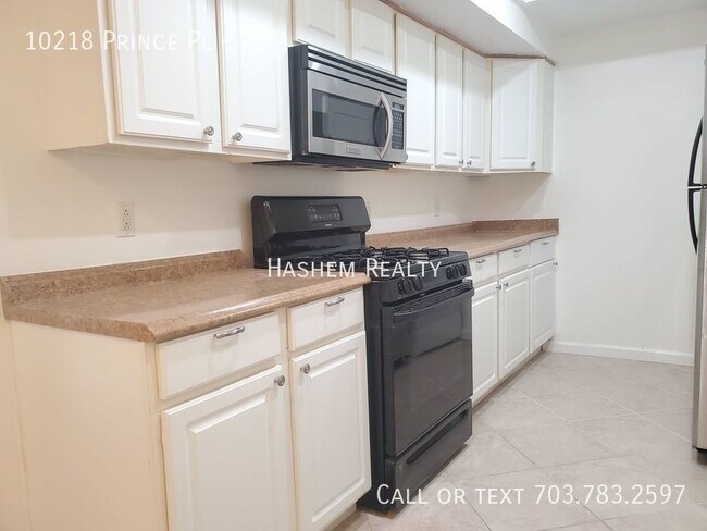 Foto del edificio - This stunning and move-in ready 3-bedroom,...