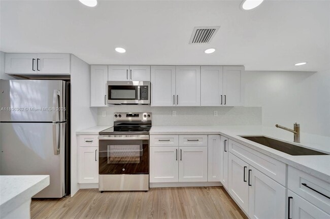 Foto del edificio - 245 NW 109th Ave