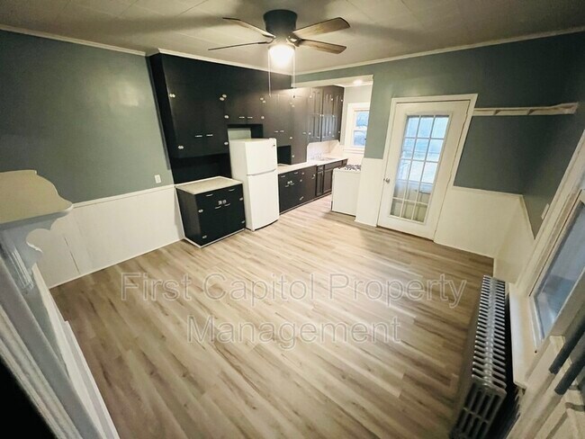 Building Photo - 1102 W Elm Ave