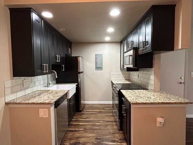 Building Photo - **Leasing Special** Newly renovated 1 Bed/...