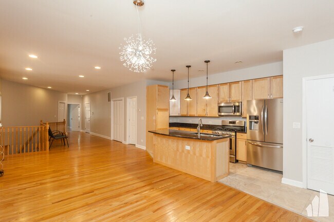 Building Photo - 845 W Lawrence Ave