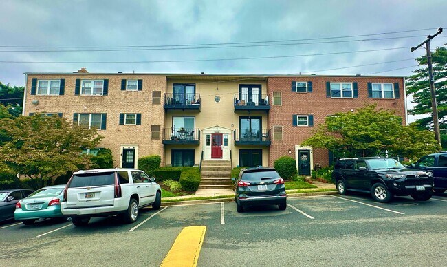 Foto del edificio - SAVE ALMOST $200 SPECIAL* Sail into this 2BR 1BA at the Mayflower Condominiums in Alexandria incl...