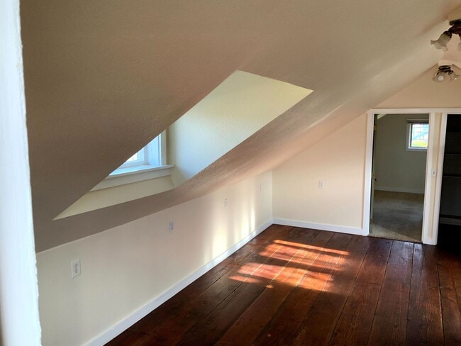Building Photo - 1 Bedroom Unit in Whiteaker
