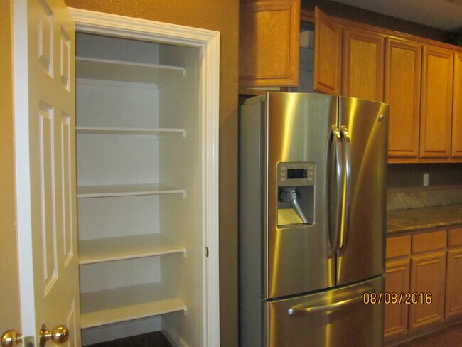 Foto del edificio - 743 St Michael Pl