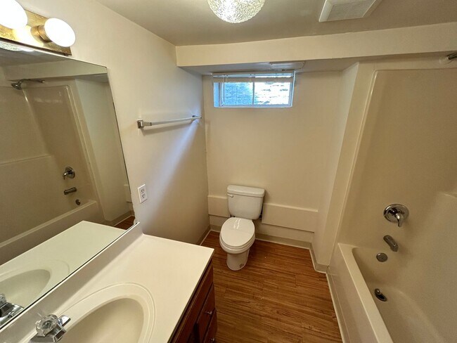 Foto del edificio - Recently Renovated Spacious 4-Bedroom Triplex