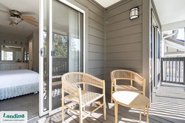 Building Photo - 1000 Palm Pl Dr NE