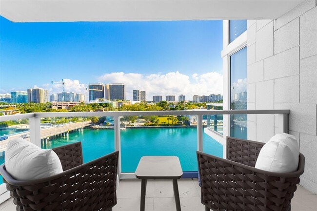 Foto del edificio - 9521 E Bay Harbor Dr