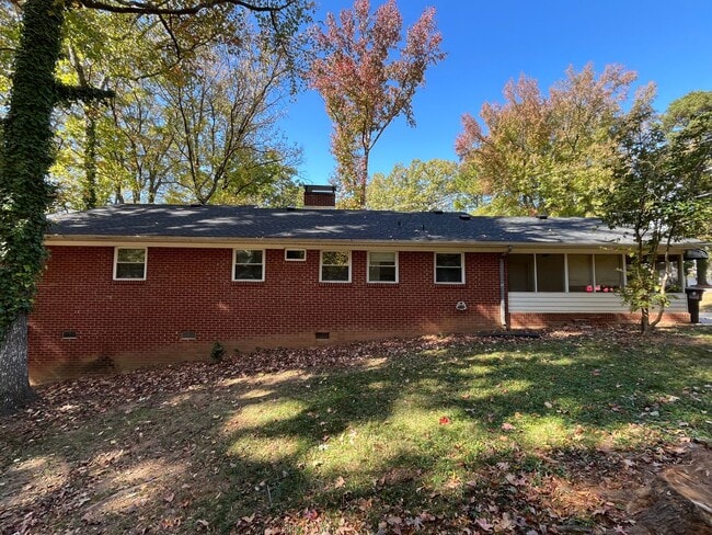 Foto del edificio - Charming 3-bedroom 1.5-bathroom brick home