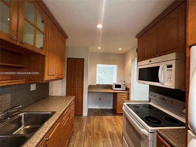 Foto del edificio - 4111 Stirling Rd