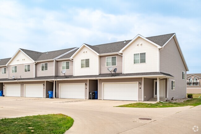 Building Photo - The Pines Townhomes