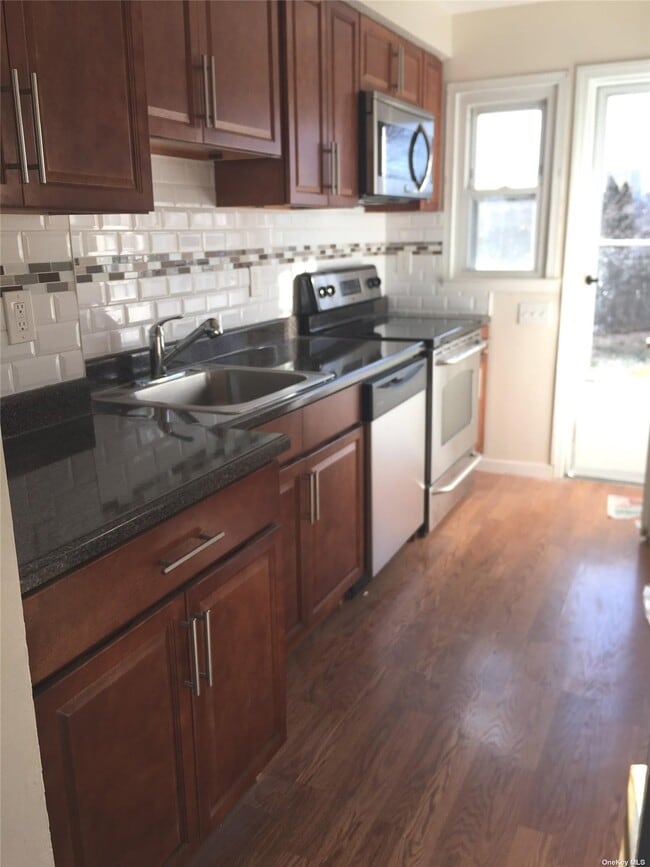 Building Photo - 135 8th St