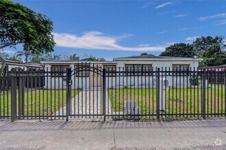 Building Photo - 450 NE 158th St