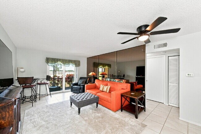 Foto del edificio - Charming 2-Bed Condo Retreat with Granite Touches in Sunny Venice!